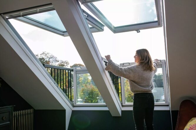 Verrière balcon avec une femme qui ouvre la fenêtre