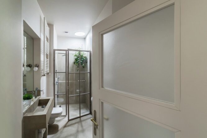 Salle de bain avec puit de lumière