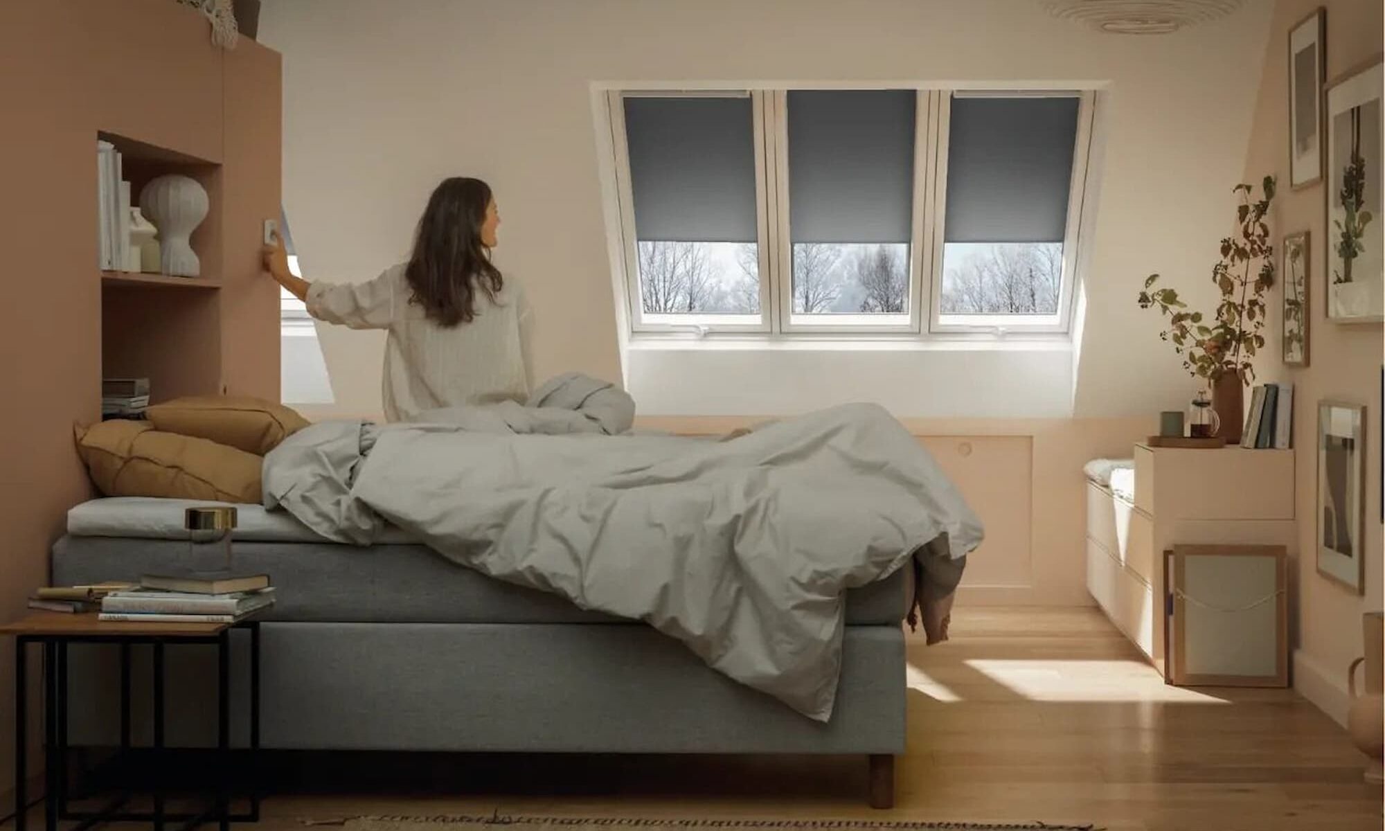 Chambre avec un lit et trois fenêtres