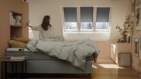 Chambre avec un lit et trois fenêtres