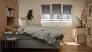 Chambre avec un lit et trois fenêtres