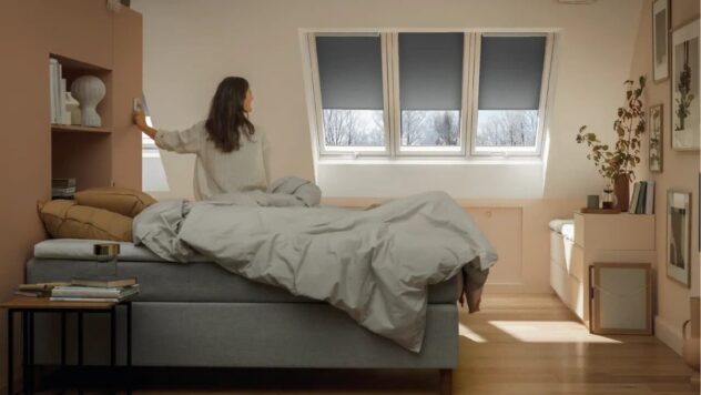 Chambre avec un lit et trois fenêtres