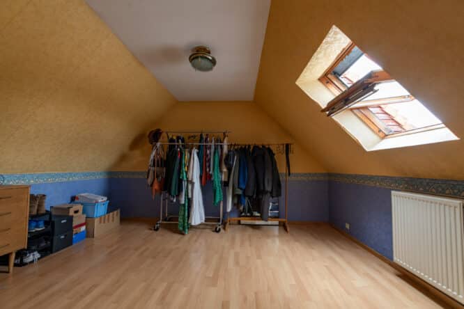 Photo de la chambre non exploitée dans les combles avant les travaux.