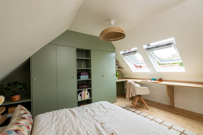Meuble de rangement sur-mesure dans une chambre sous comble de couleur vert sauge.