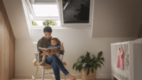 Une femme lit un livre à son bébé, assise sur une chaise