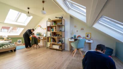 Chambre d'enfants mansardée avec plafond en pente et fenêtres de toit VELUX, lumineuse et ludique.