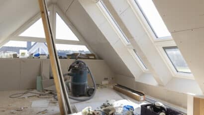 Grenier en cours de rénovation avec plafond en pente et fenêtres de toit VELUX.