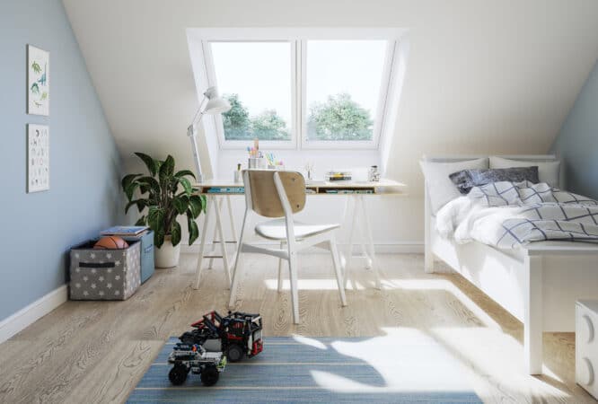 Chambre d'enfant mansardée avec plafond incliné et fenêtre de toit VELUX, jouets et bureau.