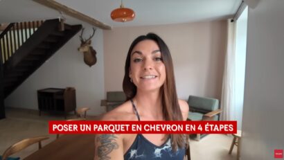 Jeune femme qui fait un tuto vidéo pour poser un parquet en chevron