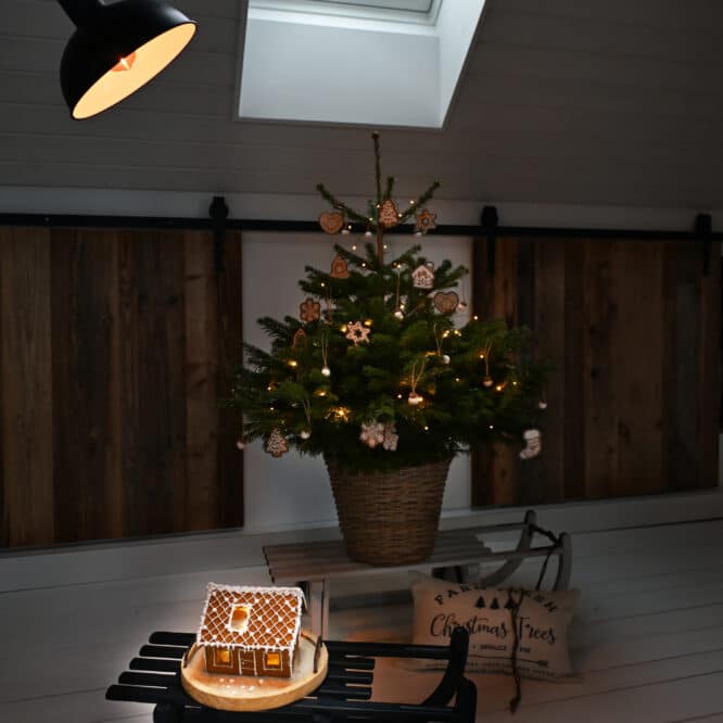 Chambre mansardée avec sapin de Noël, maison en pain d'épices et fenêtre de toit VELUX.