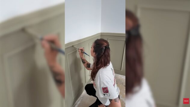 Jeune femme peignant un soubassement à moulures économique et chic