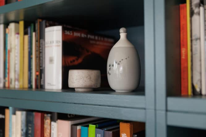 Bibliothèque sous pente DIY : le tuto pour un meuble sur mesure