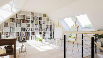 Bibliothèque sous pente DIY : le tuto pour un meuble sur mesure