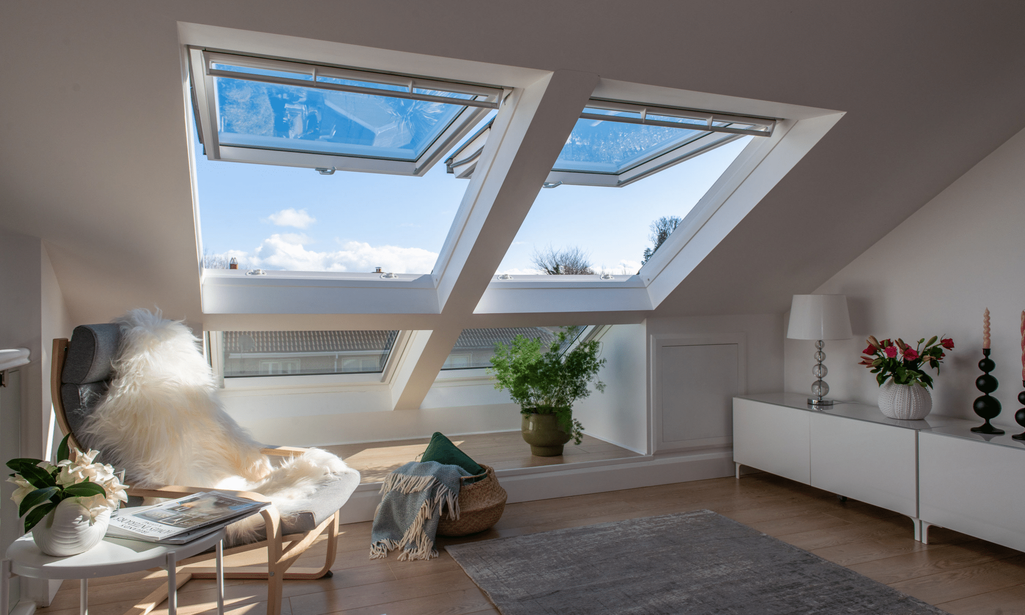 Chambre avec deuc fenêtres de toit VELUX et belle décoration