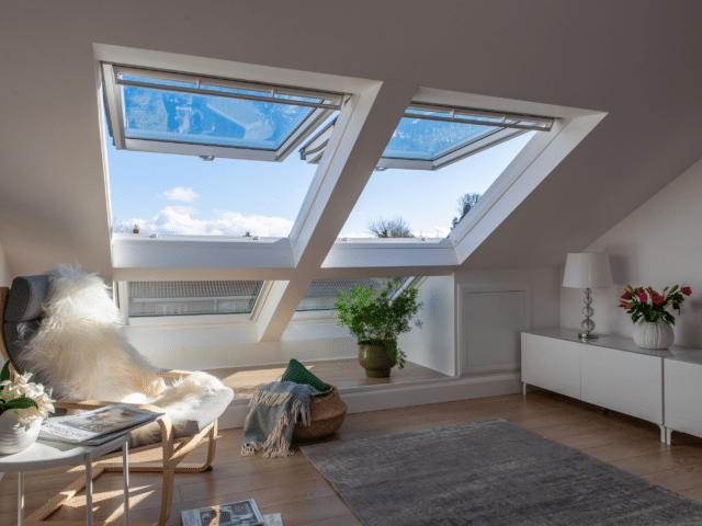 Chambre avec deuc fenêtres de toit VELUX et belle décoration