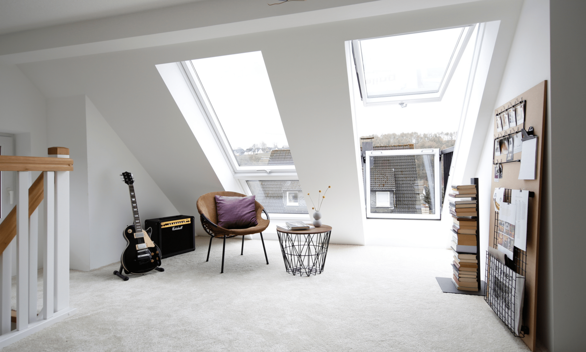 Pièce mansardée avec plafond en pente et fenêtres de toit VELUX, espace lumineux et aéré.