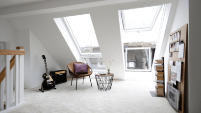 Pièce mansardée avec plafond en pente et fenêtres de toit VELUX, espace lumineux et aéré.