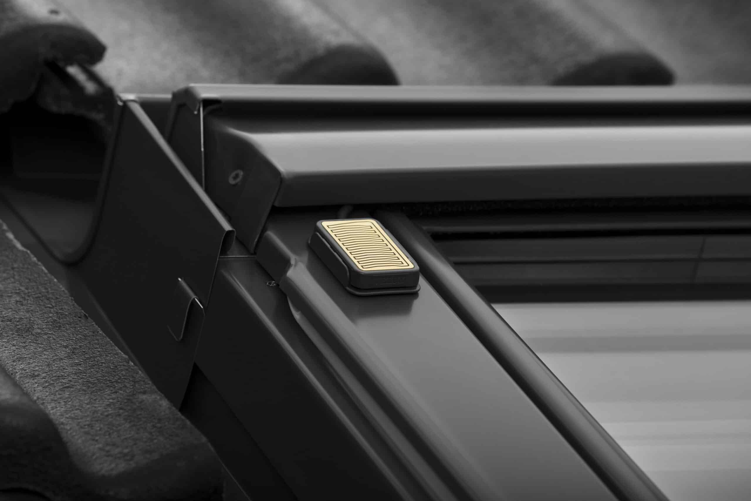 Gros plan sur l'installation d'une fen&ecirc;tre de toit VELUX avec d&eacute;tail du cadre et de la toiture.