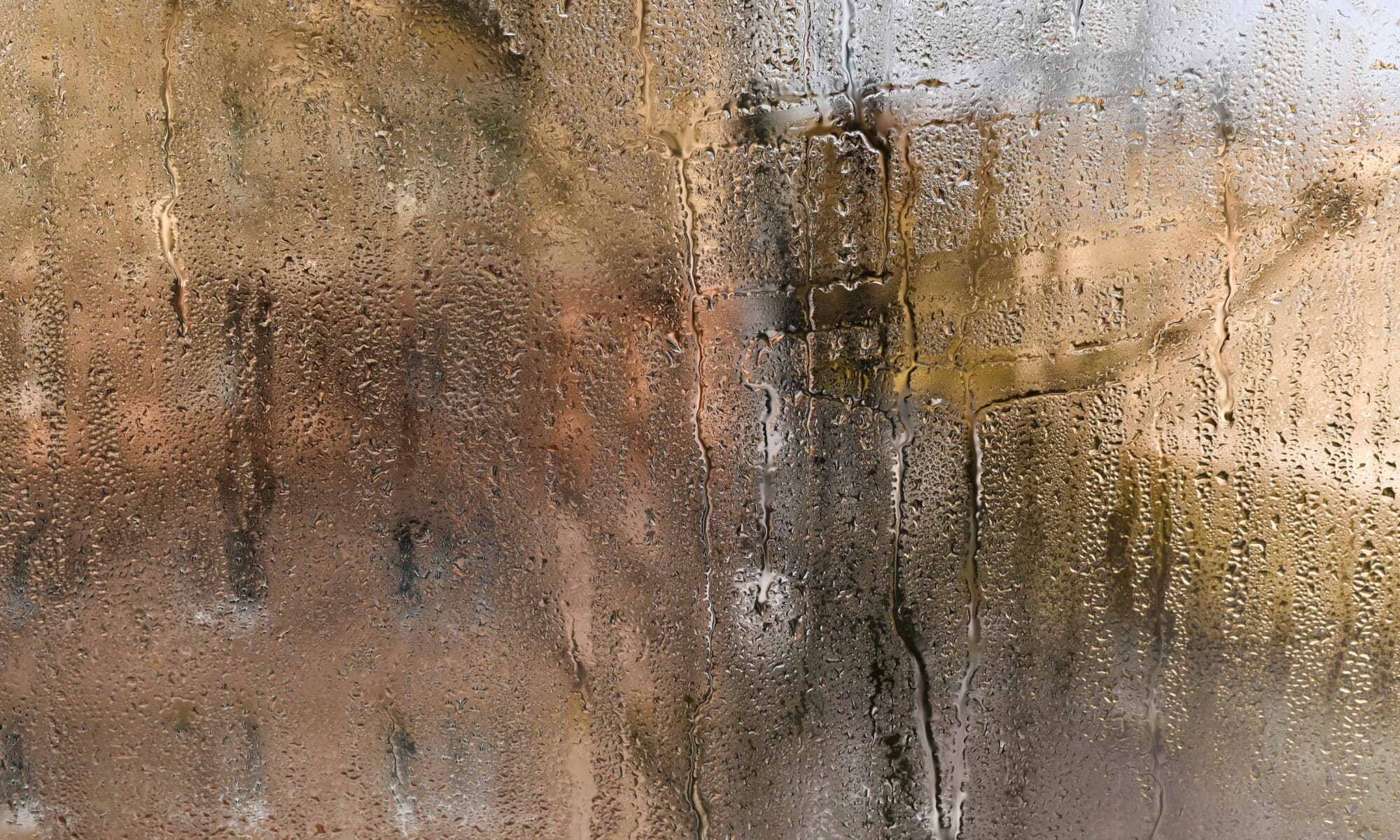 Problème de condensation : des gouttelettes d'eau se forment sur la fenêtre en raison d'un taux d'humidité élevé dans l'air. La surface vitrée reste constamment humide dans une pièce humide. Fond vitré humide.