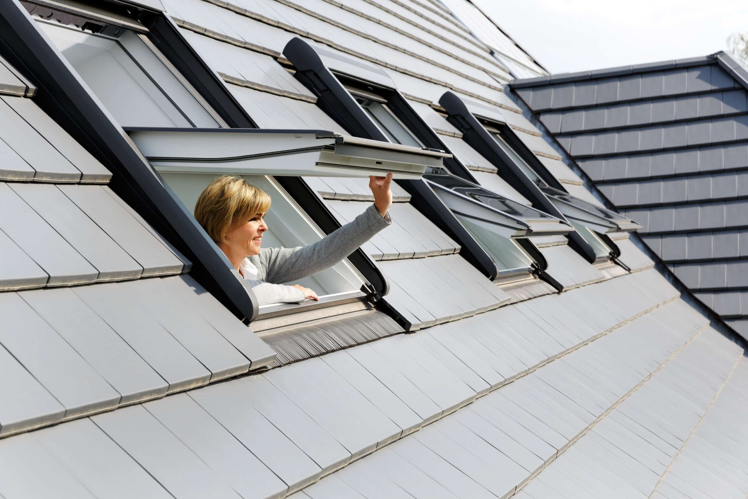 Toiture moderne avec fen&ecirc;tres VELUX, tuiles d'ardoise et acc&egrave;s facile.