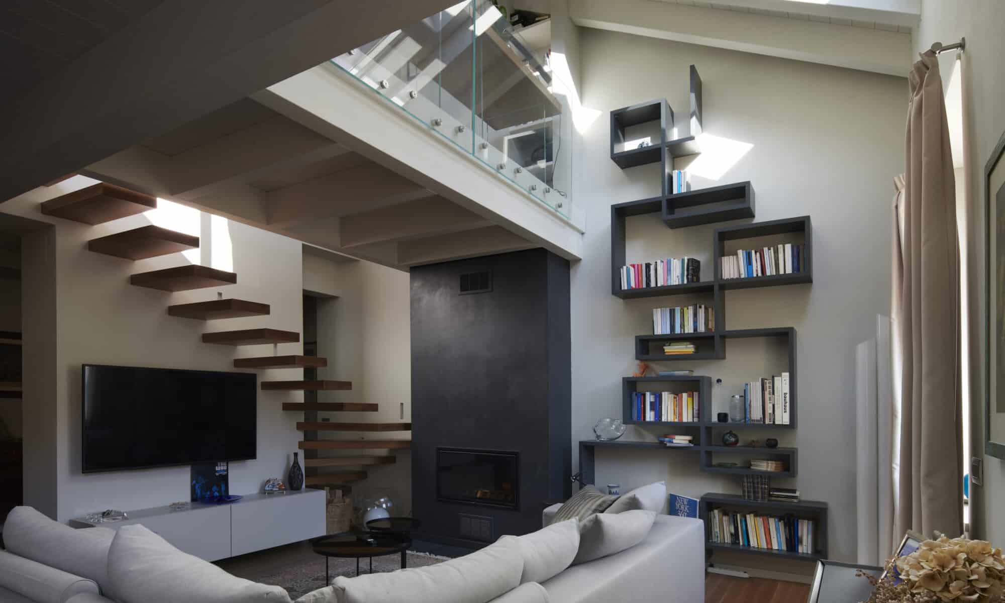 Salon mansardé avec plafond en pente et fenêtre de toit VELUX, décoration moderne.