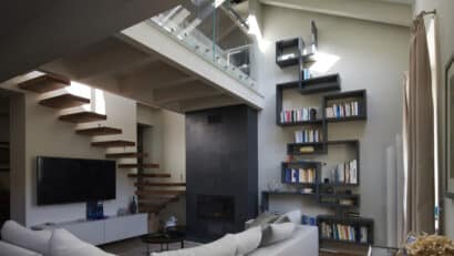 Salon mansardé avec plafond en pente et fenêtre de toit VELUX, décoration moderne.