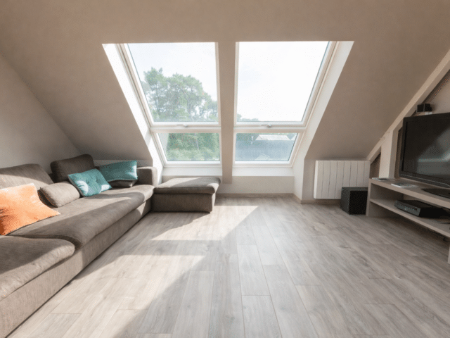 salon lumineux sous les combles avec fenêtres de toit VELUX