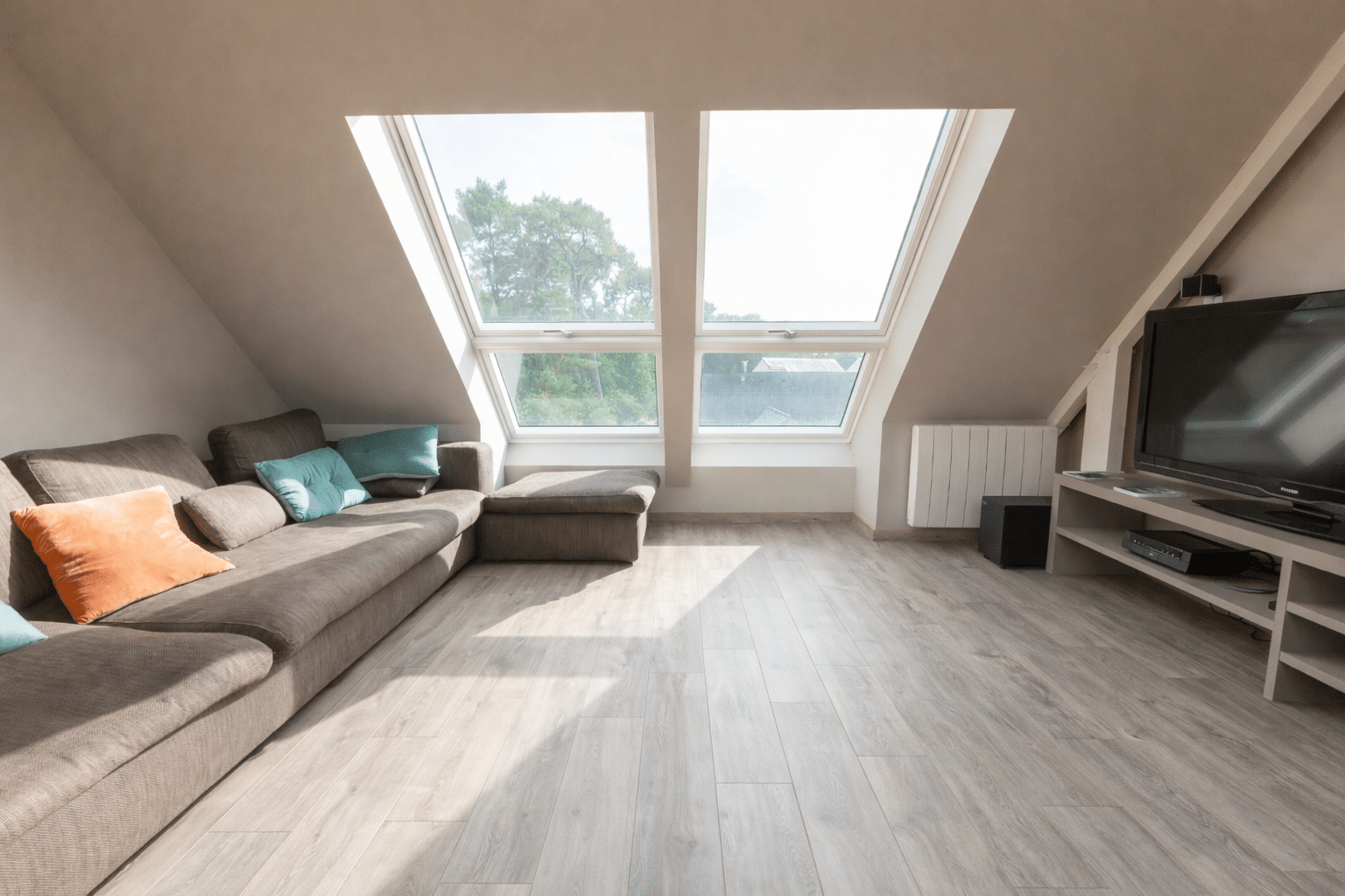 salon lumineux sous les combles avec fenêtres de toit VELUX