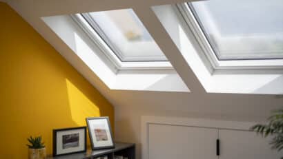 Pièce mansardée avec plafond en pente et fenêtres de toit VELUX, lumineuse et aérée.