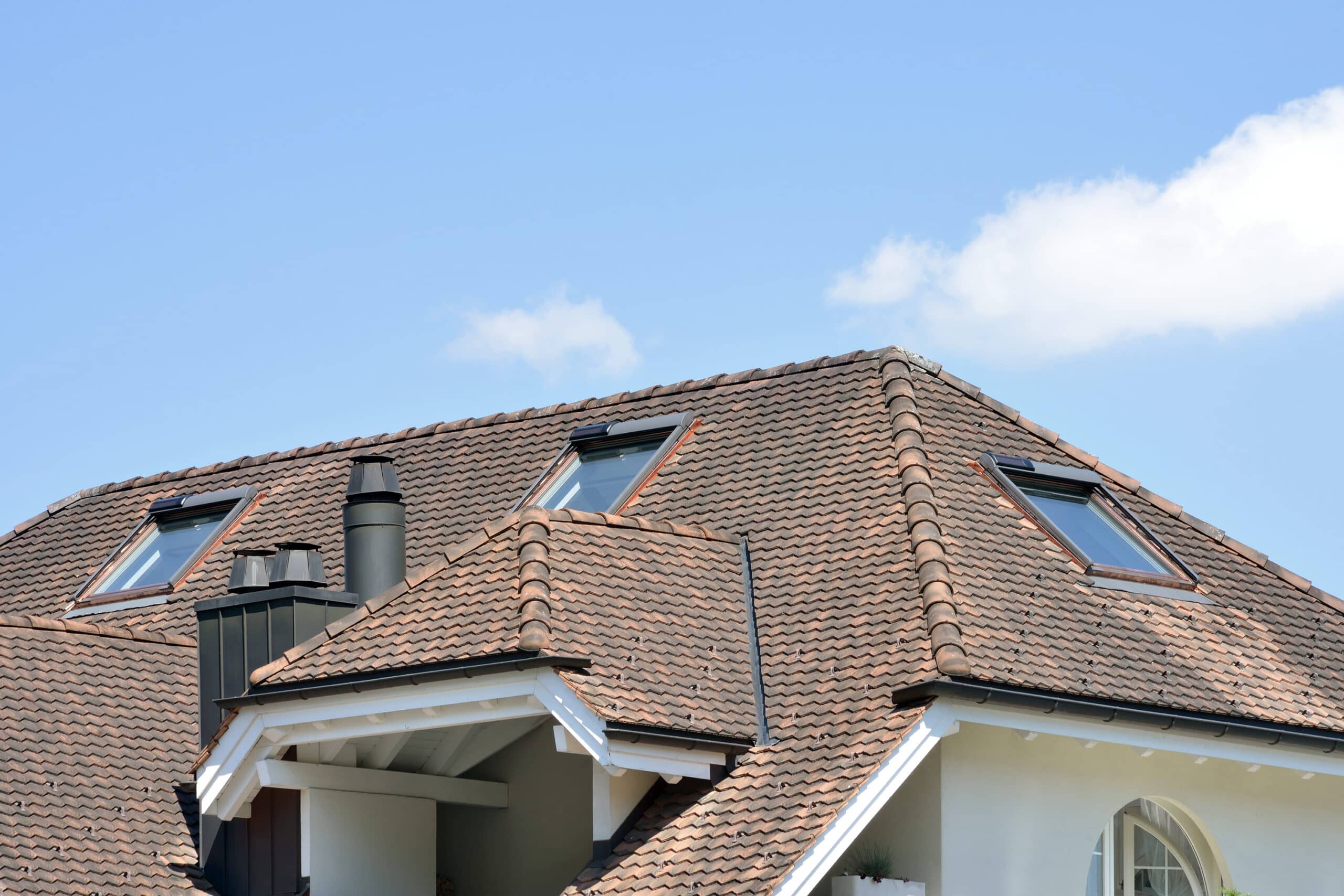 Maison &agrave; toit &agrave; forte pente et fen&ecirc;tres de toit VELUX.