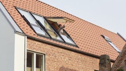 Maison au design moderne avec toit en tuiles rouges et fenêtres de toit VELUX.