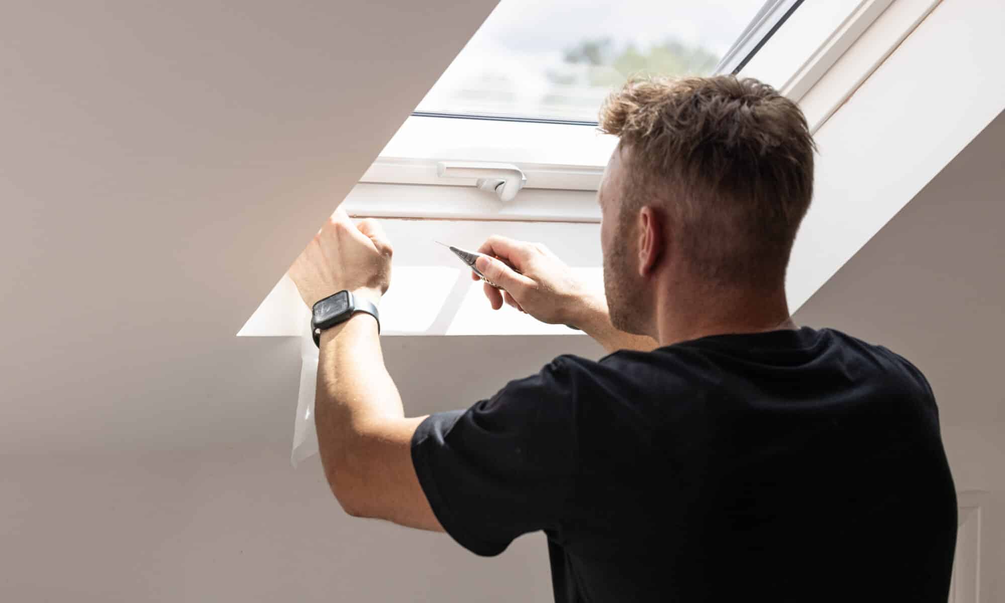 Artisan RGE pour pose d'une fenêtre de toit VELUX dans un grenier lumineux.