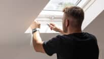 Artisan RGE pour pose d'une fenêtre de toit VELUX dans un grenier lumineux.