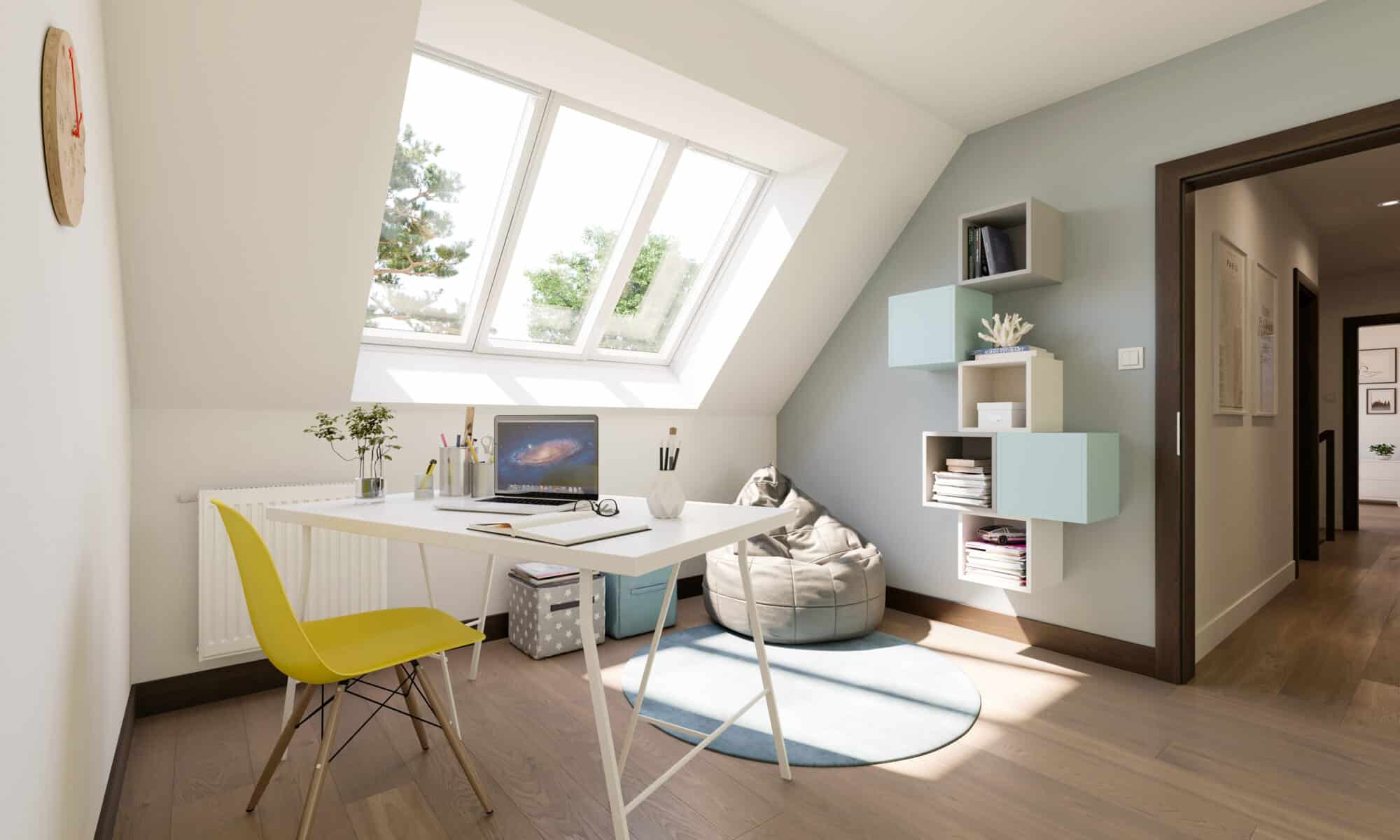 Bureau à domicile sous combles avec plafond en pente et fenêtre de toit VELUX, lumineux et aéré.